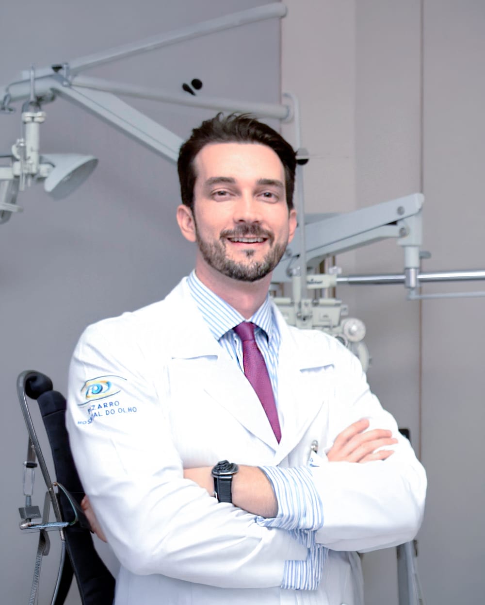 Dr. Thiago Pizarro, oftalmologista da ENNO, em consultório equipado com tecnologia de ponta