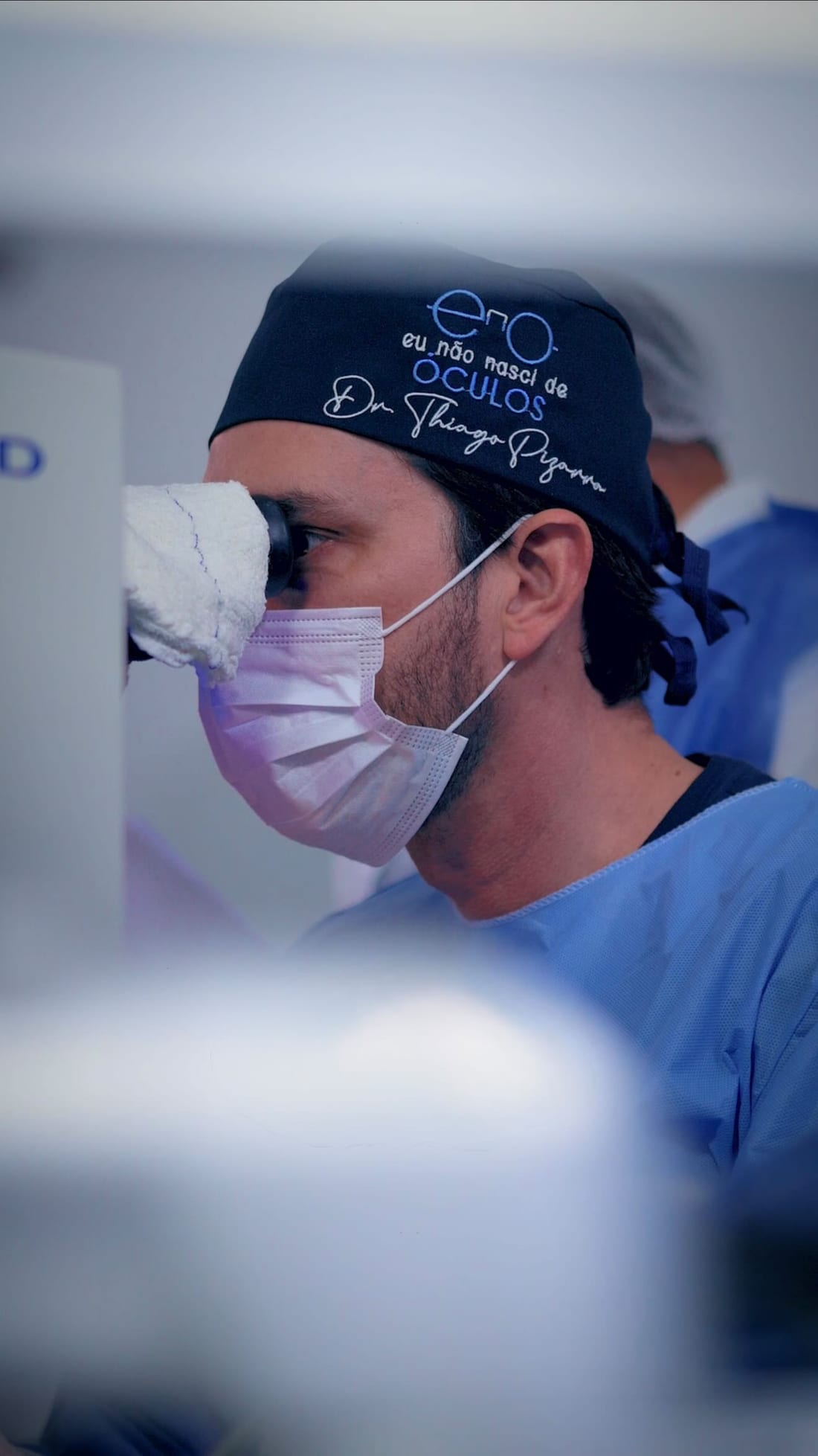Dr. Thiago Pizarro em cirurgia oftalmológica na ENNO